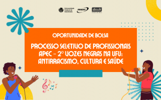 Arte com um fundo bege divulgando vaga de bolsa para o evento "2º Vozes Negras na UFU: Antirracismo, Cultura e Saúde", da Universidade Federal de Uberlândia (UFU). Ao centro, em um retângulo laranja, lê-se em destaque "OPORTUNIDADE DE BOLSA" e o texto sobre o "Processo Seletivo de Profissionais APEC". No topo, aparecem os logotipos da UFU, da Proexc e da Dicult. Nas laterais inferiores, há ilustrações de duas mulheres negras cantando ao microfone cercadas por notas musicais e elementos gráficos coloridos.