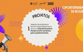 Arte com fundo laranja informando vaga para um técnico especializado em projetos de extensão na Universidade Federal de Uberlândia (UFU). O título central diz "PROJETOS", com subtítulo detalhando a seleção para o projeto Ciclo de Encontros Plurais na UFU. O canto superior direito contém a frase "OPORTUNIDADE DE BOLSA!". O design inclui um balão de fala serrilhado no centro, logotipos da UFU e parceiros no topo, e um megafone estilizado no canto inferior esquerdo.