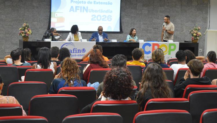 Imagem com os alunos do projeto Afin sentados observando a apresentação do professor Muriell Francisco da Costa, coordenador do projeto, que está ao lado de gestores da UFU