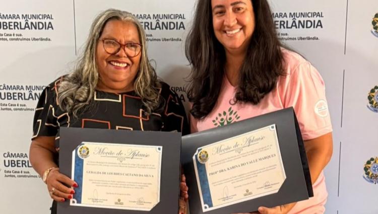Imagem com Karina do Valle e Geralda de Lourdes Caetano segurando seus respectivos certificados