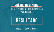 A imagem contém um fundo azul com a foto do Paulo Freire à esquerda. Na parte superior da imagem aparece "Prêmio Destaque", "de Atividades Extensionistas "Paulo Freire" e, logo após, "resultado".