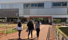 Foto de estudantes caminhando em direção a um bloco do Campus Pontal