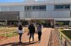 Foto de estudantes caminhando em direção a um bloco do Campus Pontal